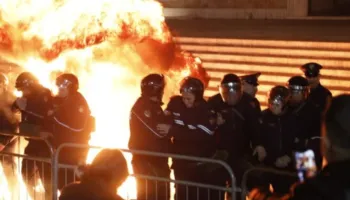 Protesta e PD mbyllet me gaz e molotov, 18 të ndaluar, 11 efektivë në spitalin e Traumës, incident me shoqërimin e 1 të mituri