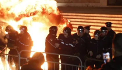 Protesta e PD mbyllet me gaz e molotov, 18 të ndaluar, 11 efektivë në spitalin e Traumës, incident me shoqërimin e 1 të mituri