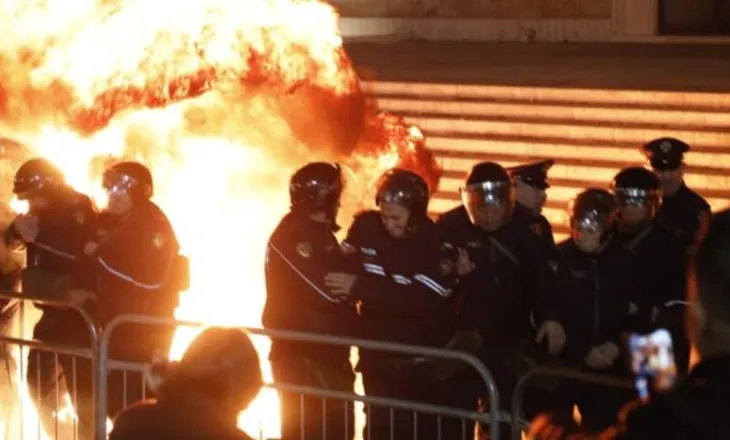 Protesta e PD mbyllet me gaz e molotov, 18 të ndaluar, 11 efektivë në spitalin e Traumës, incident me shoqërimin e 1 të mituri