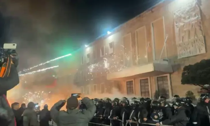 Protesta e PD/ Policia njoftim zyrtar: 11 efektivë të lënduar, 17 të arrestuar, procedohen 3 deputetët e PD