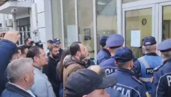 Protesta e PD-së! Gjykata e Tiranës cakton masën “detyrim paraqitje” për 19 të arrestuarit