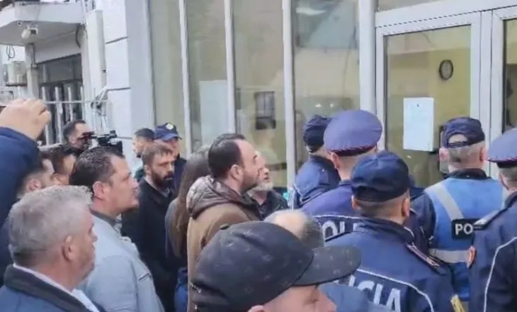 Protesta e PD-së! Gjykata e Tiranës cakton masën “detyrim paraqitje” për 19 të arrestuarit