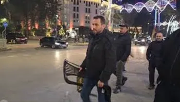 Protesta e PD zhvendos sërish “Shqipëria Bëhet”, Adriatik Lapaj largohet me karrige në dorë