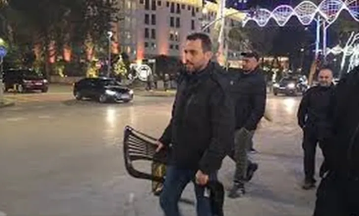 Protesta e PD zhvendos sërish “Shqipëria Bëhet”, Adriatik Lapaj largohet me karrige në dorë