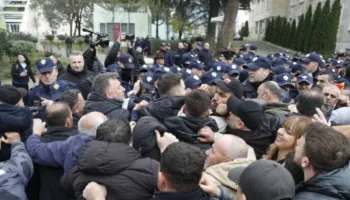 Protesta e “Shqipëria Bëhet”, Policia arreston 4 persona, 9 të proceduar, mes tyre dhe Lapaj