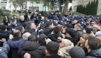 Protesta e “Shqipëria Bëhet”, Policia arreston 4 persona, 9 të proceduar, mes tyre dhe Lapaj