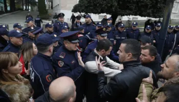 Protesta e “Shqipëria Bëhet”/ Procedohet penalisht Adriatik Lapaj, arrestohen dhe katër persona të tjerë