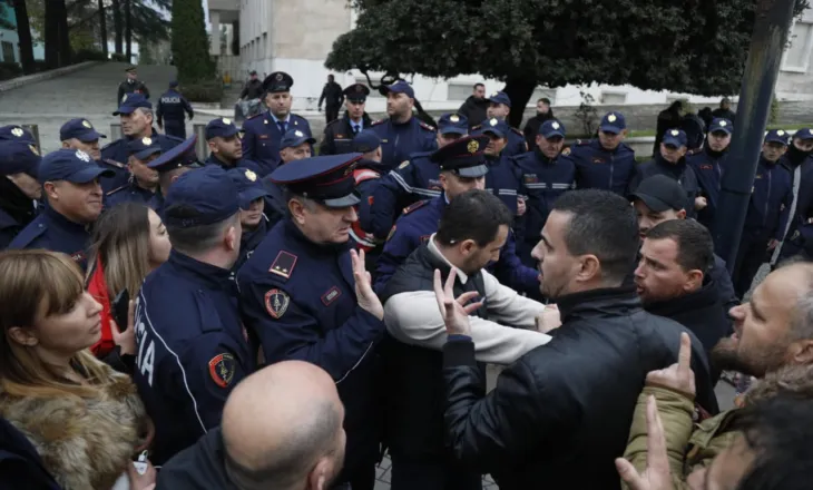 Protesta e “Shqipëria Bëhet”/ Procedohet penalisht Adriatik Lapaj, arrestohen dhe katër persona të tjerë
