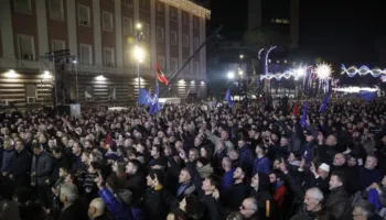 Protesta kombëtare e opozitës! Demokratët mblidhen para Kryeministrisë pa afat, Berisha: Vërshim të papërmbajtur