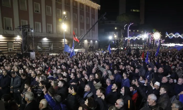 Protesta kombëtare e opozitës! Demokratët mblidhen para Kryeministrisë pa afat, Berisha: Vërshim të papërmbajtur