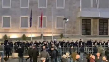 Protesta kombëtare e opozitës: Mijëra qytetarë nisen drejt Bulevardit ‘Dëshmorët e Kombit’