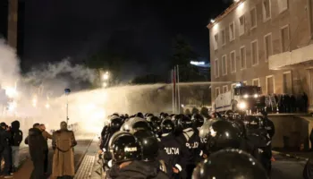 Protesta kombëtare e opozitës: Qytetarët e zemëruar provokohen nga shteti me gaz dhe ujë me lëndë djegëse