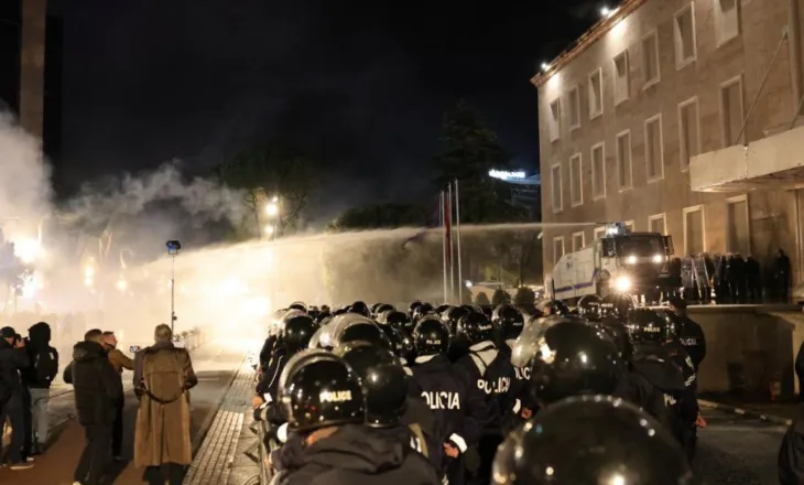 Protesta kombëtare e opozitës: Qytetarët e zemëruar provokohen nga shteti me gaz dhe ujë me lëndë djegëse