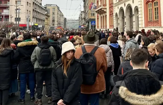Protesta kundër autoritarizmit të Vuçiç, mijëra persona në shesh kundër neglizhencës së qeverisë në sektorin e arsimit