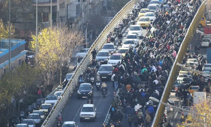 Protesta mbarëkombëtare në Iran, raportohet për dhjetëra viktima/ Bllokohet interneti në të gjithë vendin