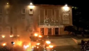 Protesta mbaron me molotov te kryeministria, policia hedh gaz lotsjellës me shumicë (video)