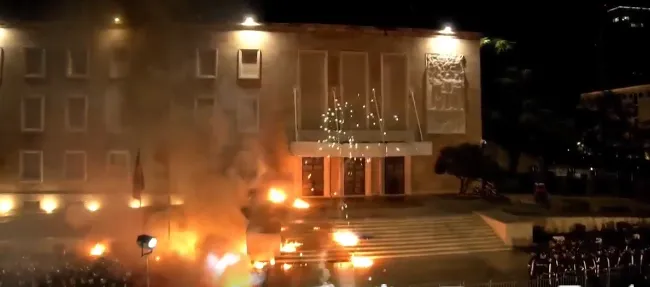 Protesta mbaron me molotov te kryeministria, policia hedh gaz lotsjellës me shumicë (video)