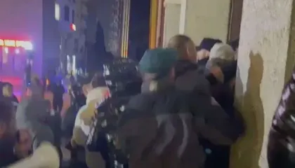 Protesta në Durrës/ Protestuesit tentojnë të hynë me forcë në ambientet e Bashkisë dhe përplasen fizikisht me policinë