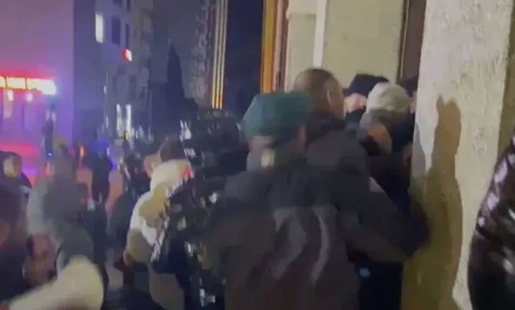 Protesta në Durrës/ Protestuesit tentojnë të hynë me forcë në ambientet e Bashkisë dhe përplasen fizikisht me policinë