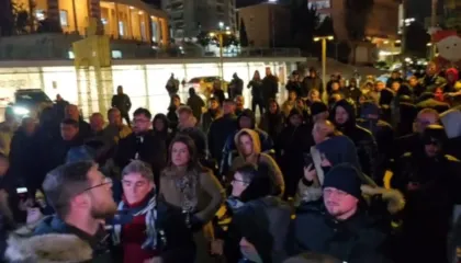 Protesta në Durrës, qytetarët tentojnë të futen në Bashki, përplasen me policinë