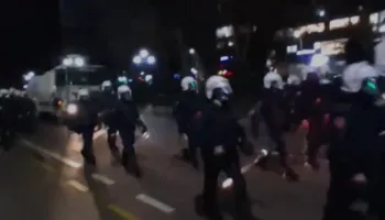 Protesta para Kryeministrisë dhe Kuvendit/ 11 efektivë të plagosur nga sulmet me molotov, identifikohen autorët