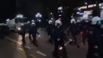 Protesta para Kryeministrisë dhe Kuvendit/ 11 efektivë të plagosur nga sulmet me molotov, identifikohen autorët