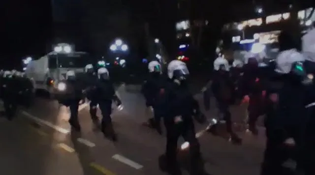 Protesta para Kryeministrisë dhe Kuvendit/ 11 efektivë të plagosur nga sulmet me molotov, identifikohen autorët