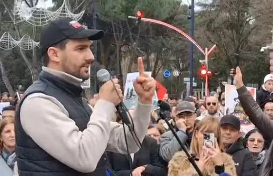 Protesta para kryeministrisë/ Lapaj: Sot bota është më e lirë, një diktator matanë oqeanit ra! Duam dorëheqjen e…