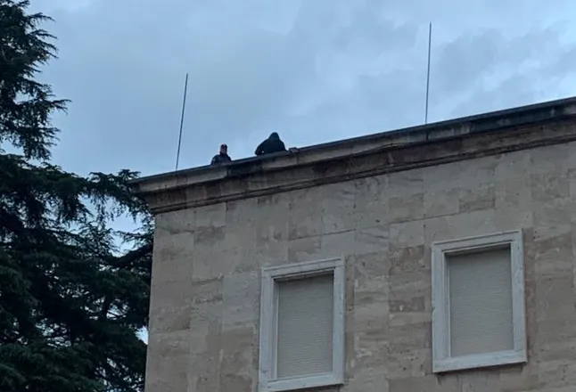 Protesta/ Snajper në tarracë dhe forca të shumta policie