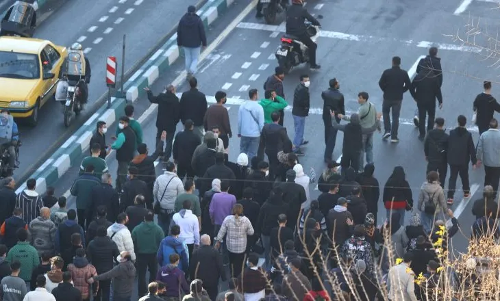 Protesta të dhunshme në Iran, mijëra qytetarë në Teheran lëshojnë thirrje kundër regjimit