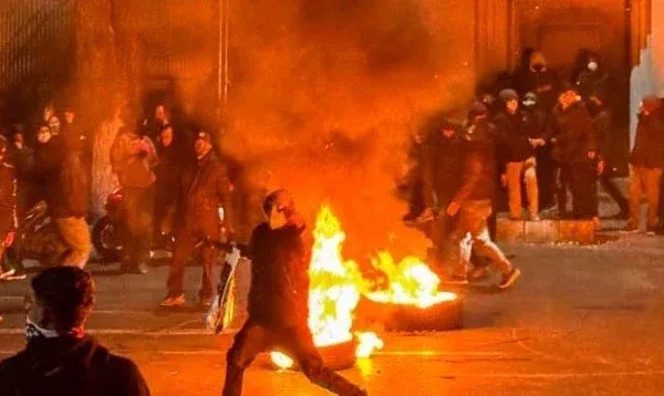 Protestat e përgjakshme në Iran, qeveria shpall tre ditë zie