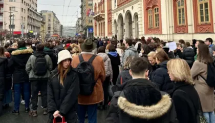 Protestat kundër autokratit Vuçiç/ Sondazhet: Mund t’i humbasë këto zgjedhje