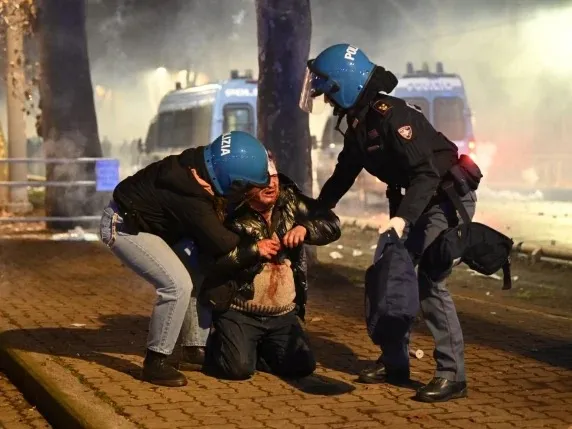 Protestë e dhunshme në Torino, qytetarët përplasen me policinë