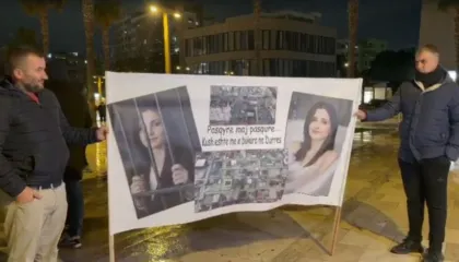 Protestë para Bashkisë, një person i shoqëruar në Polici