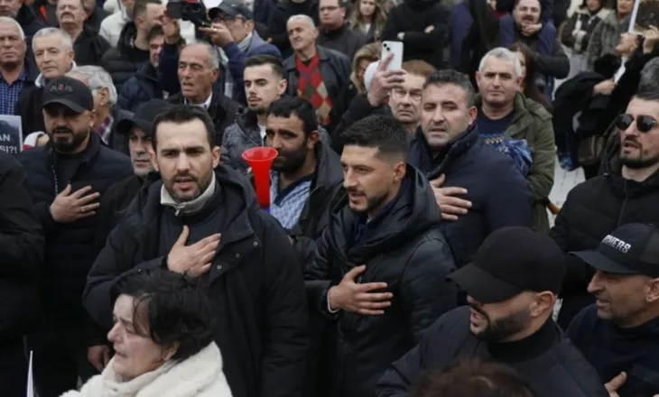 Protestë para Kryeministrisë, Lapaj: Një diktator matanë oqeanit ra, bota është më e lirë