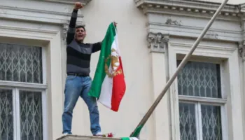 Protestuesi hoqi flamurin në ambasadën iraniane në Londër, reagon Irani: Nëse nuk merren masa do të evakuojmë personelin