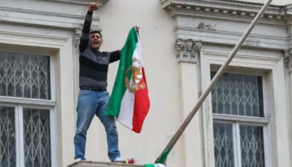 Protestuesi hoqi flamurin në ambasadën iraniane në Londër, reagon Irani: Nëse nuk merren masa do të evakuojmë personelin
