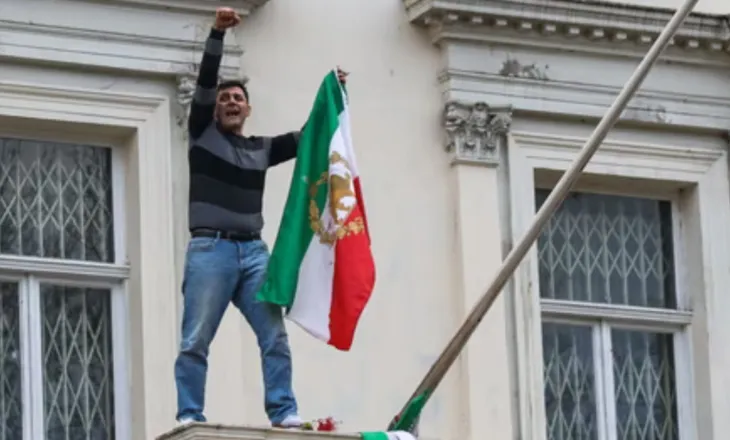 Protestuesi hoqi flamurin në ambasadën iraniane në Londër, reagon Irani: Nëse nuk merren masa do të evakuojmë personelin