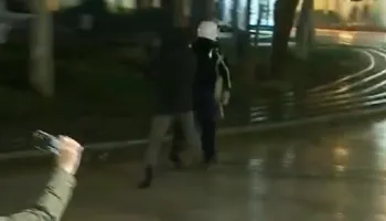 Protestuesi shkëputet nga turma dhe e ndjek me çadër në dorë, efektivi i policisë largohet me vrap (Video)