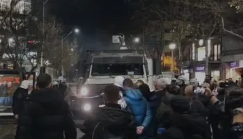 Protestuesit bllokojnë autobotin, përplasje me policinë