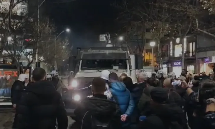 Protestuesit bllokojnë autobotin, përplasje me policinë