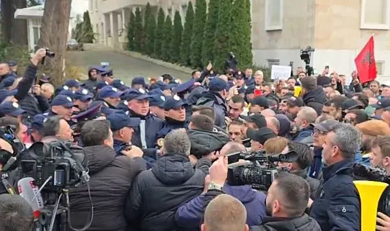 Protestuesit e “Shqipëria Bëhet” tentojnë të çajnë kordonin e policisë, përplasje me efektivët