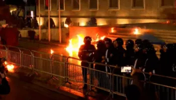 Protestuesit hedhin flakadanë dhe fishkezjarre drejt Kryeministrisë