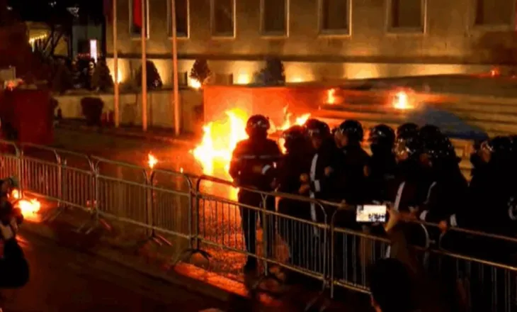 Protestuesit hedhin flakadanë dhe fishkezjarre drejt Kryeministrisë
