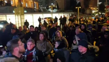 Protestuesit në Durrës tentojnë të futen në ambientet e Bashkisë, përplasen me policinë