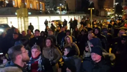 Protestuesit në Durrës tentojnë të futen në ambientet e Bashkisë, përplasen me policinë