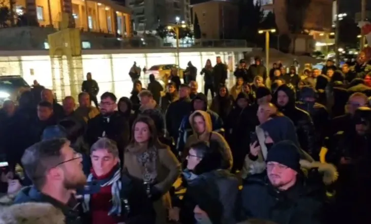 Protestuesit në Durrës tentojnë të futen në ambientet e Bashkisë, përplasen me policinë