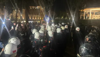 Protestuesit përplasen me Policinë te parlamenti