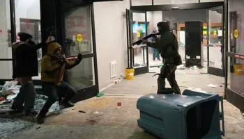 Protestuesit rrethojnë hotelin e agjentëve të ICE, nxirren sërish armët