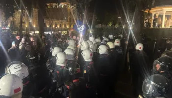 Protestuesit tentojnë të futen brenda Kuvendit, policia hedh gazlotsjellës dhe ujë me piper